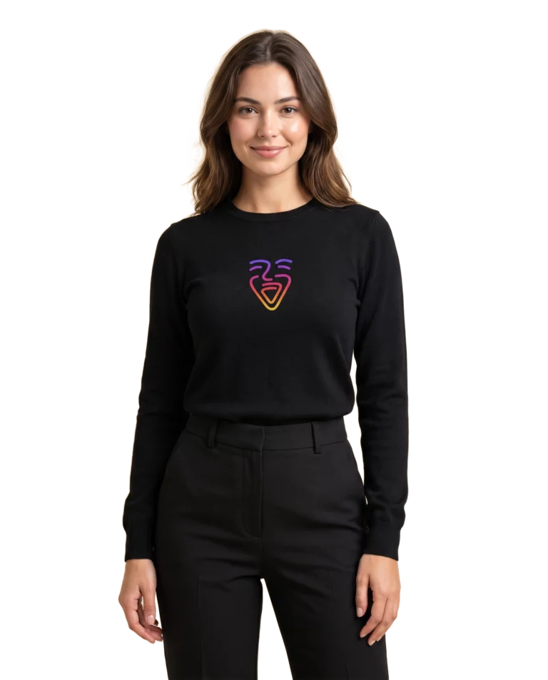 OneFam Logo Sweater – Model (Frau)
