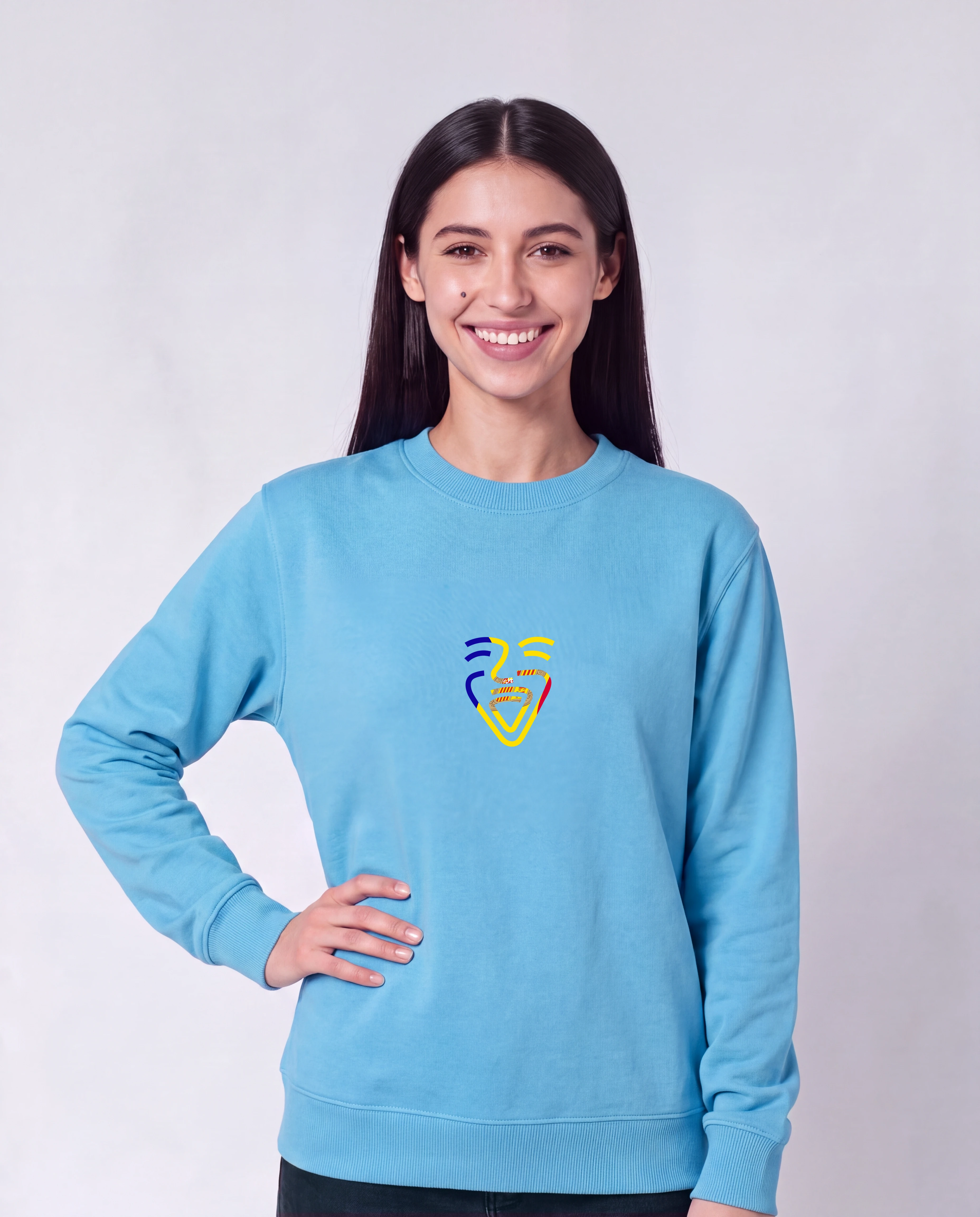 Andorra Sweater in Aqua Blue, Model Frau, Hand an der Hüfte