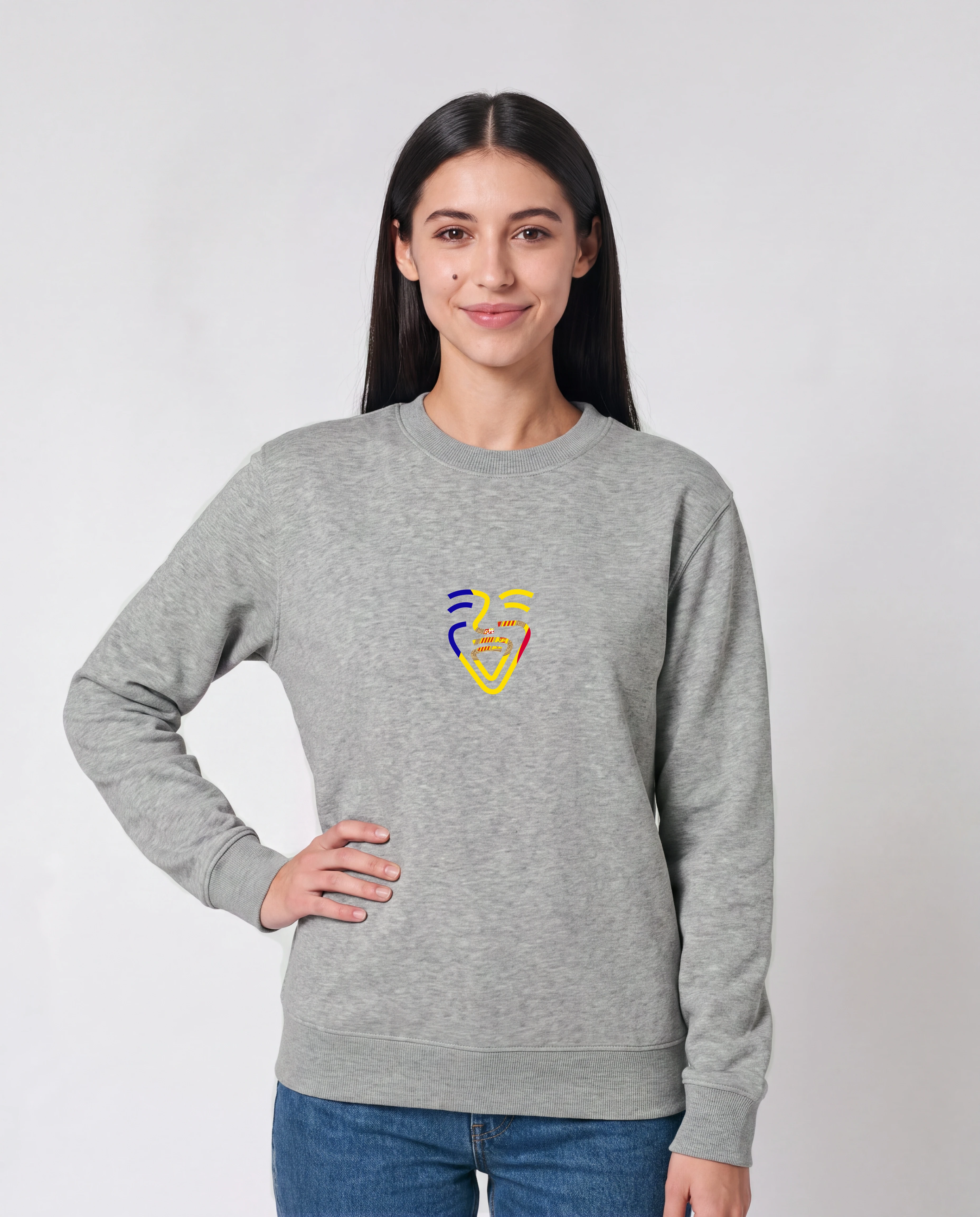 Andorra Sweater in Heather Grey, Model Frau, Hand an der Hüfte
