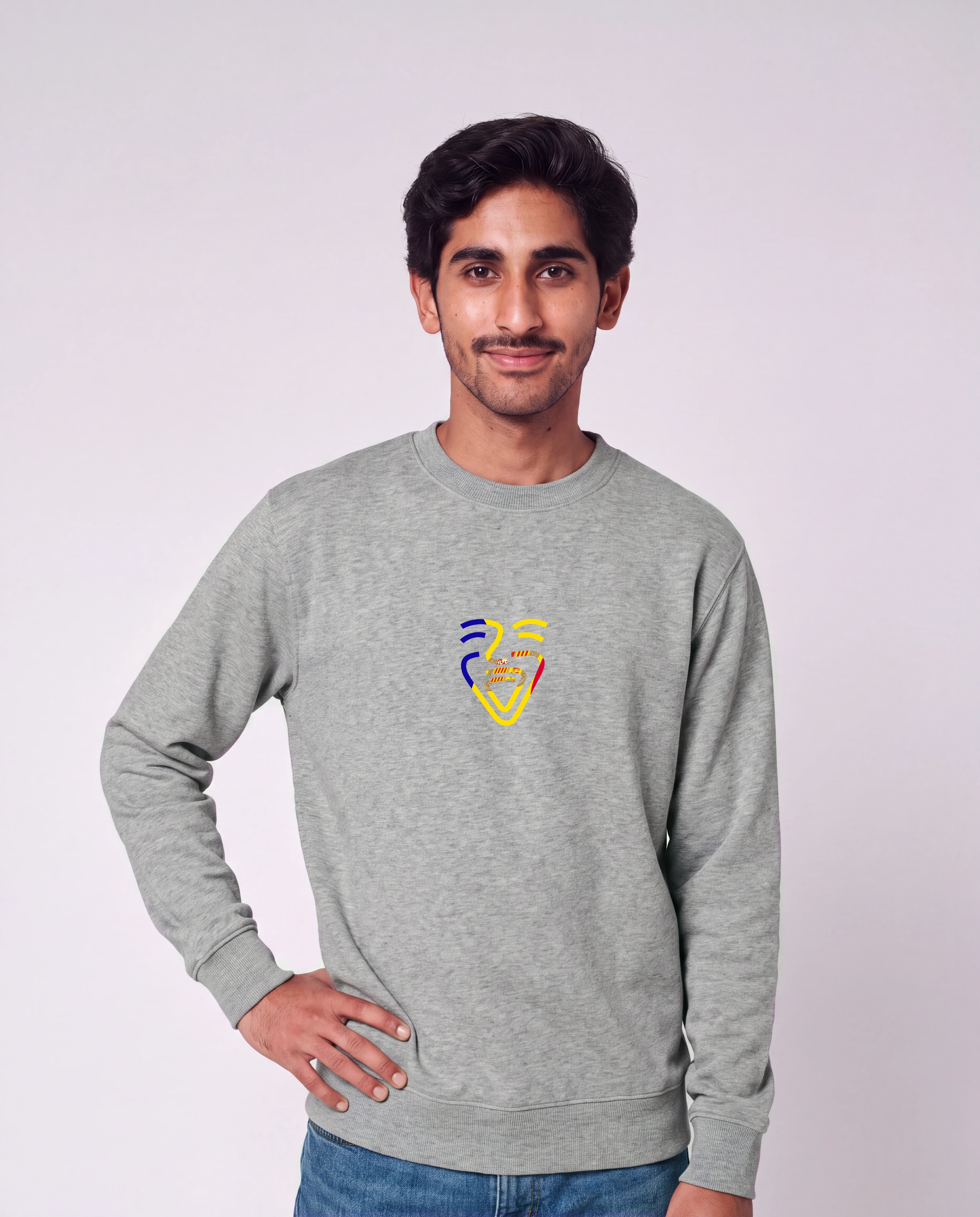 Andorra Sweater in Heather Grey, Model Mann, Hand an der Hüfte