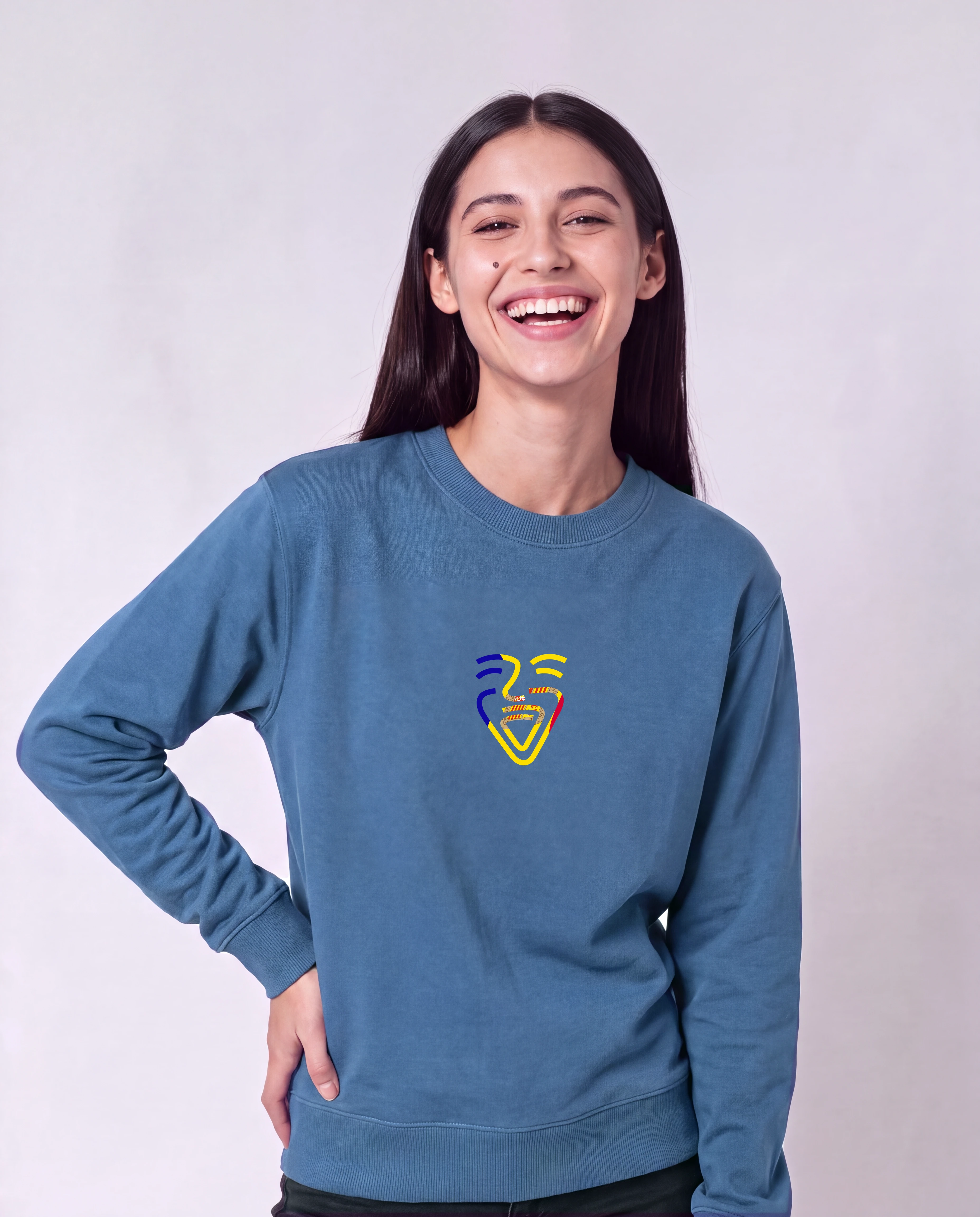Andorra Sweater in Mindful Blue, Model Frau, Hand an der Hüfte