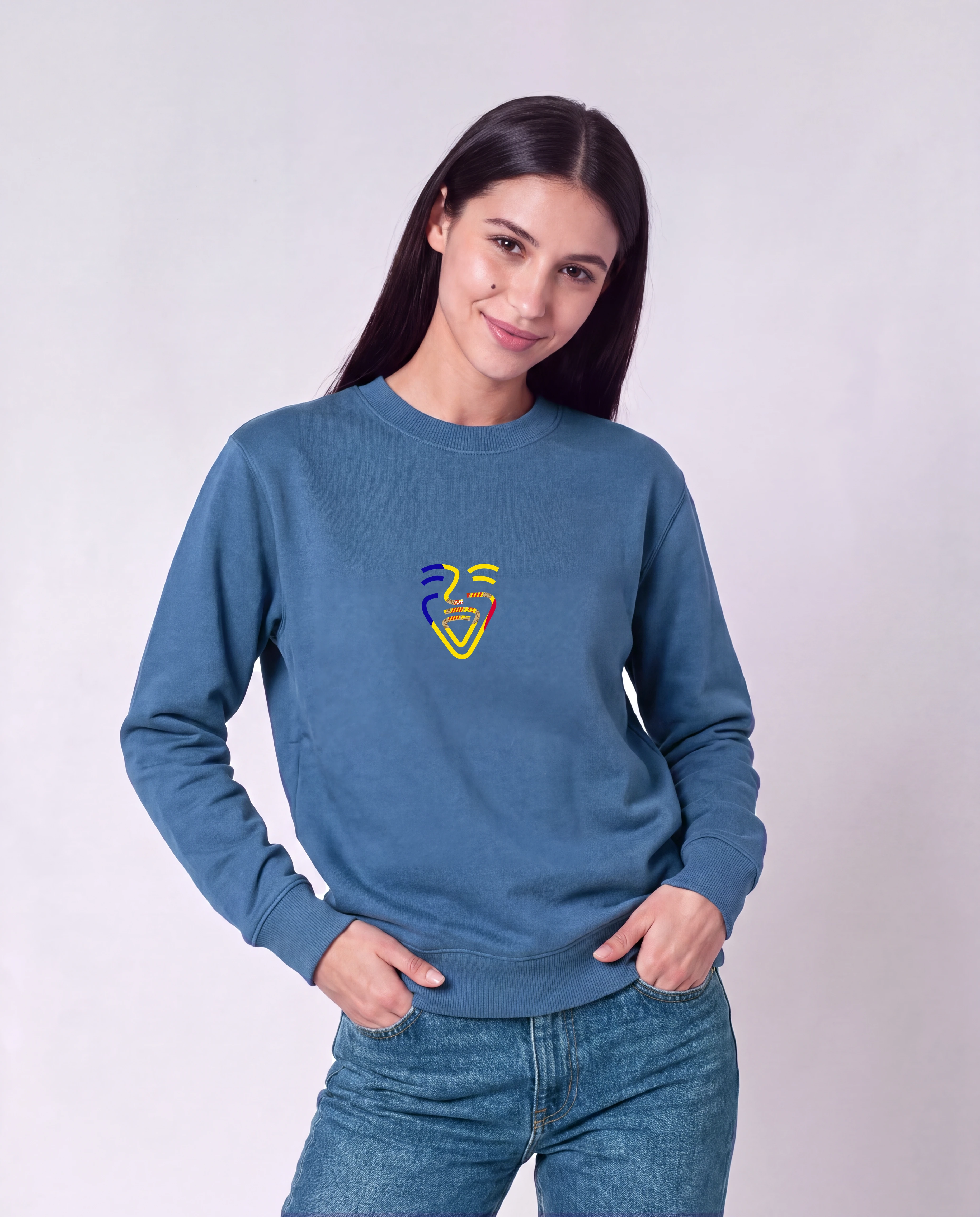 Andorra Sweater in Mindful Blue, Model Frau, Hände in den Taschen