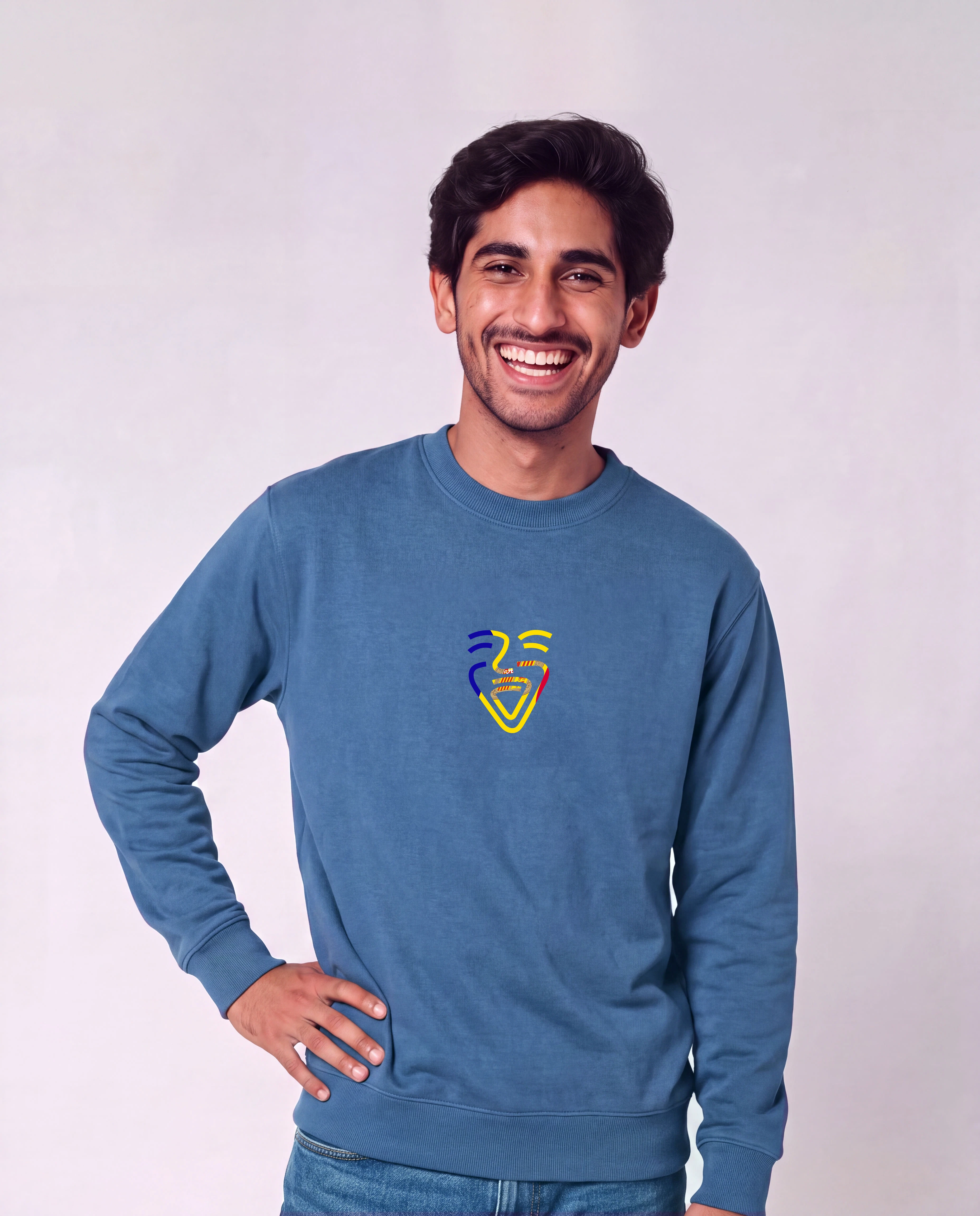 Andorra Sweater in Mindful Blue, Model Mann, Hand an der Hüfte