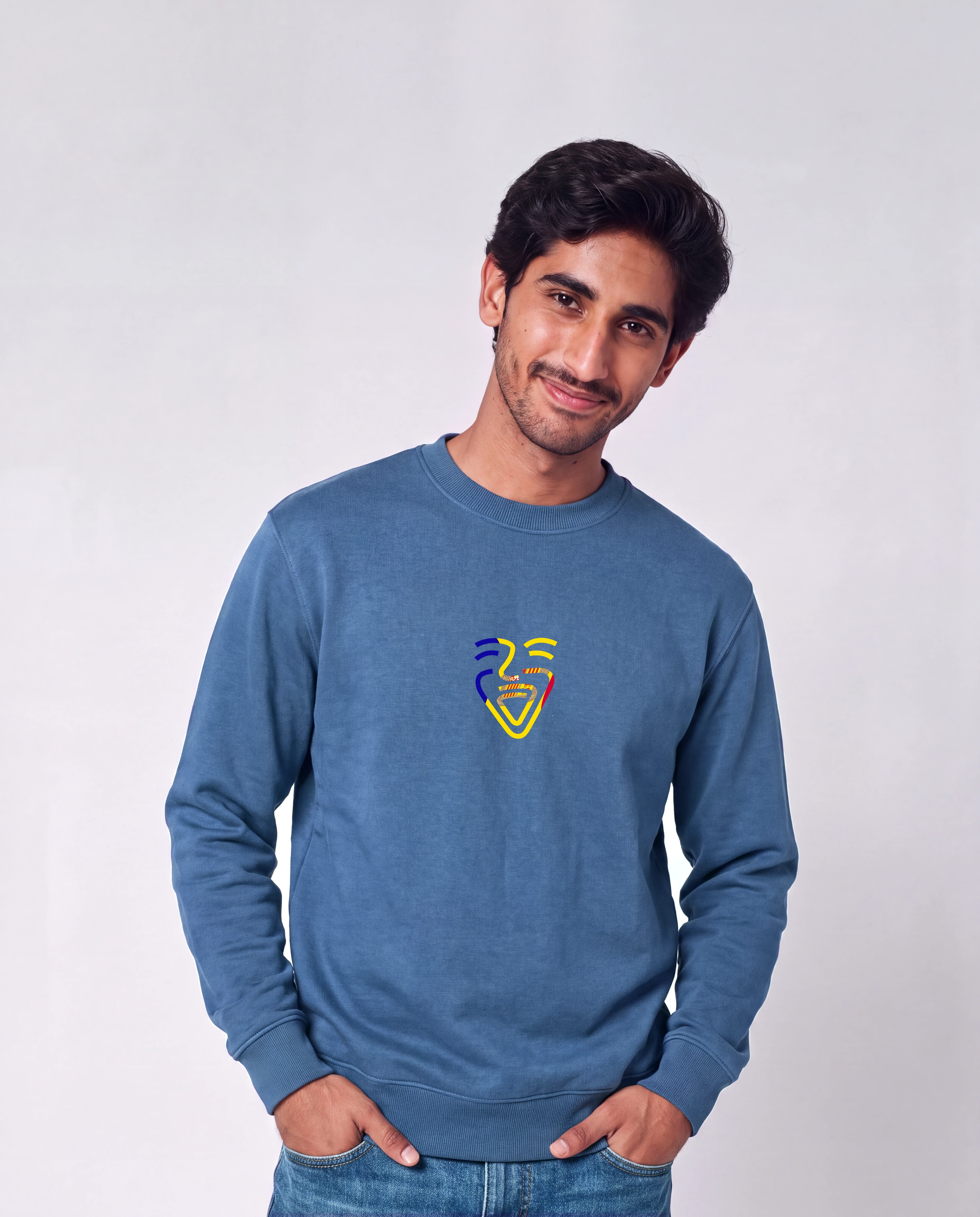 Andorra Sweater in Mindful Blue, Model Mann, Hände in den Taschen