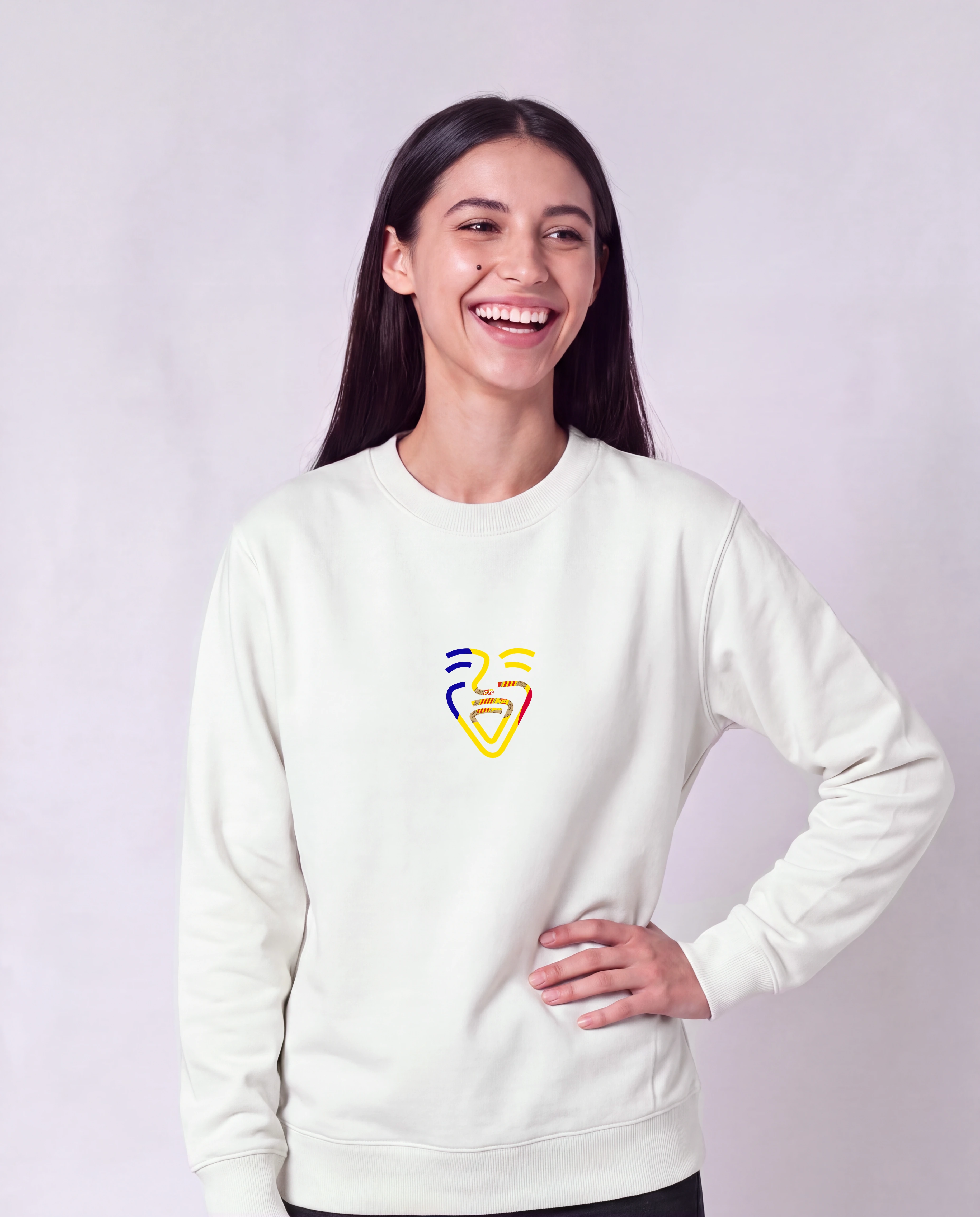 Andorra Sweater in White, Model Frau, Hand an der Hüfte