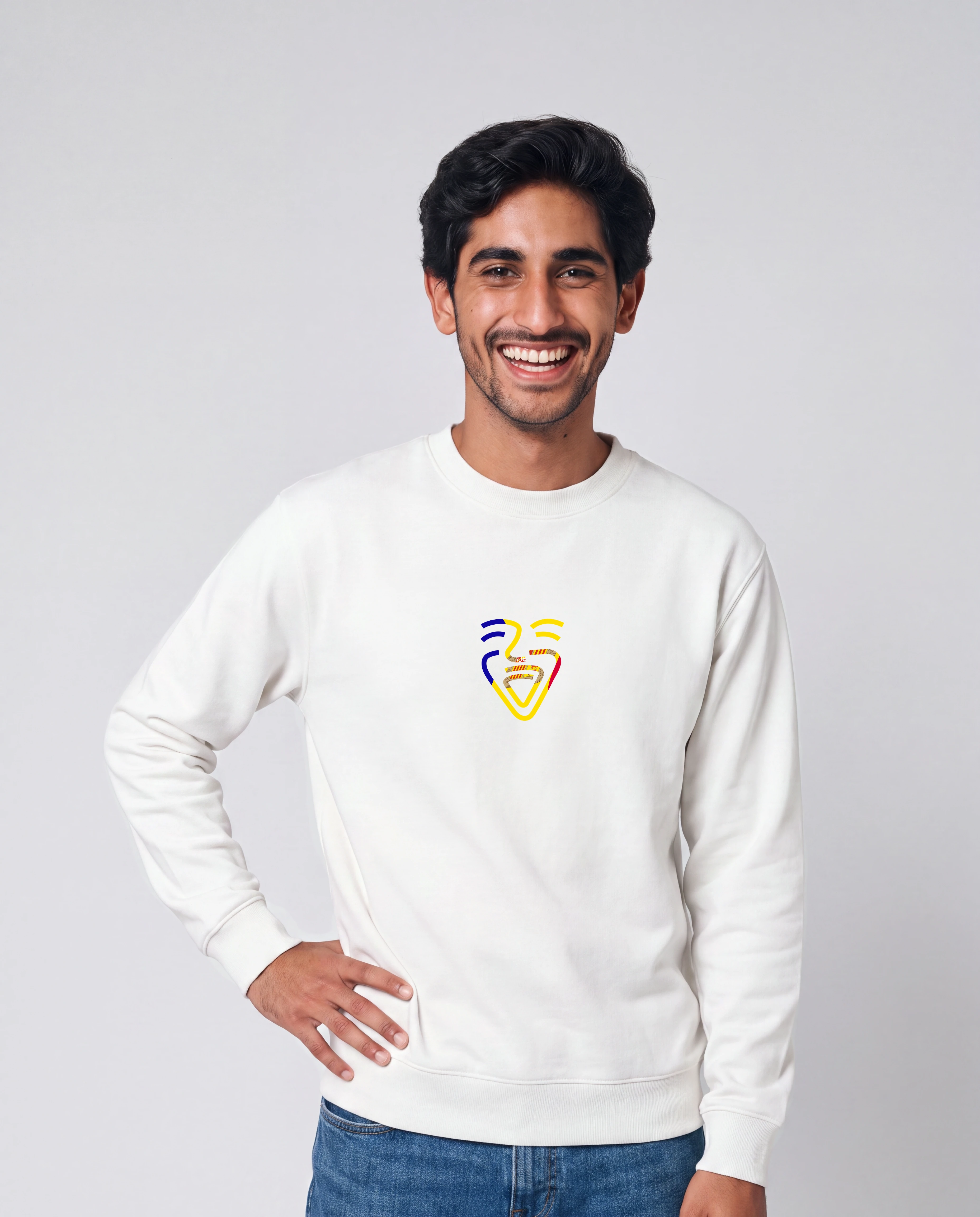 Andorra Sweater in White, Model Mann, Hand an der Hüfte