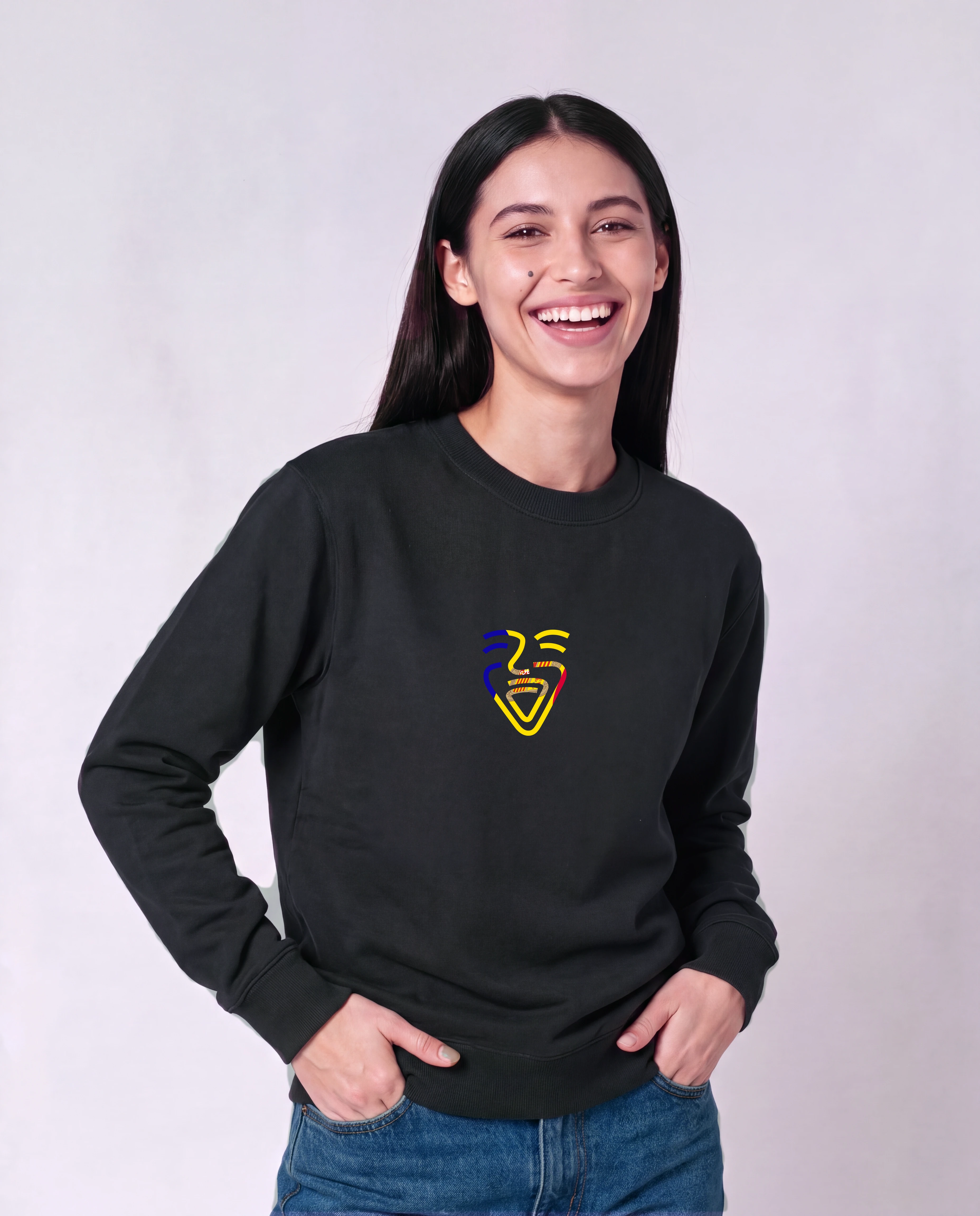 Andorra Sweater in Schwarz, Model Frau, Hände in den Taschen