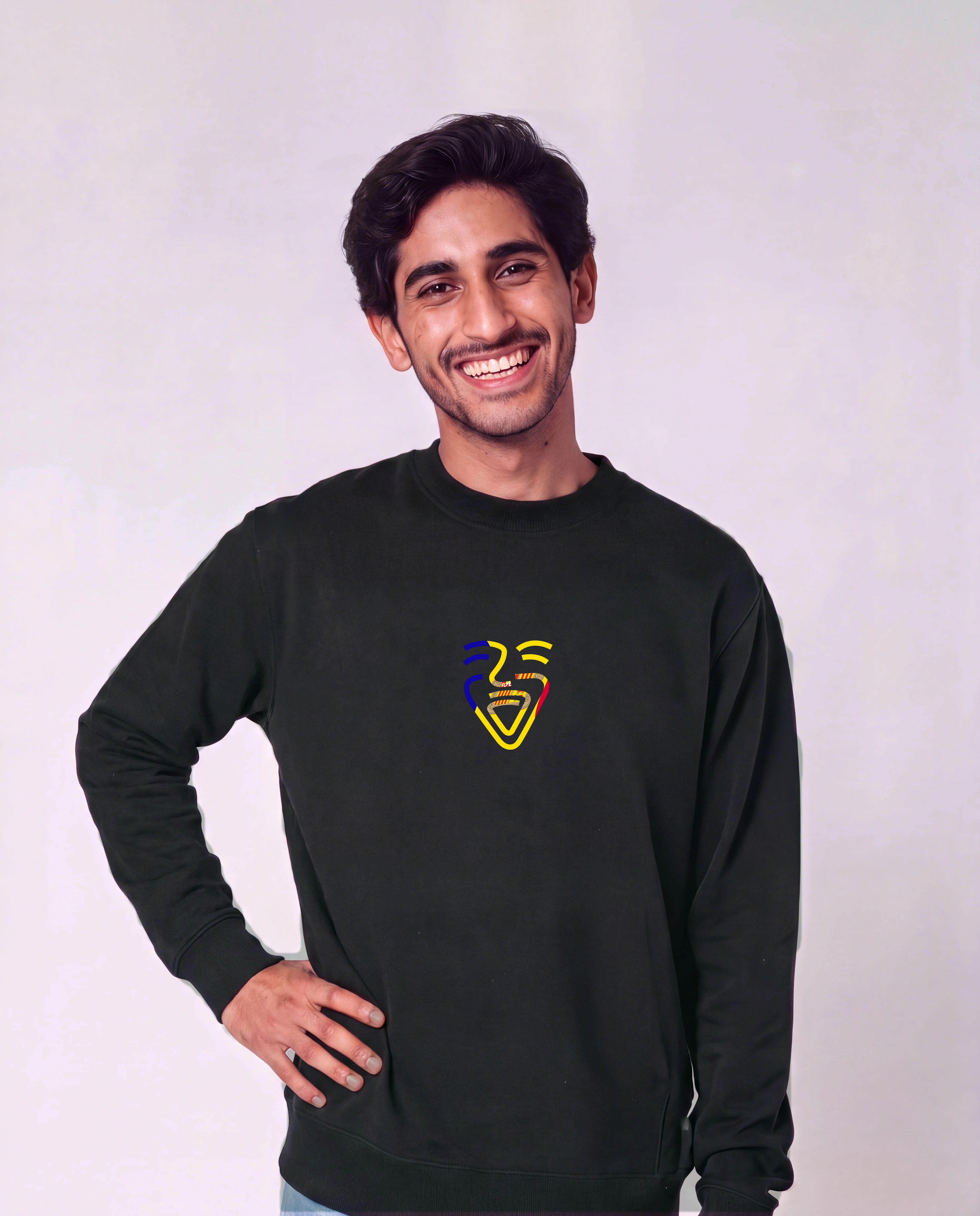 Andorra Sweater in Schwarz, Model Mann, Hand an der Hüfte